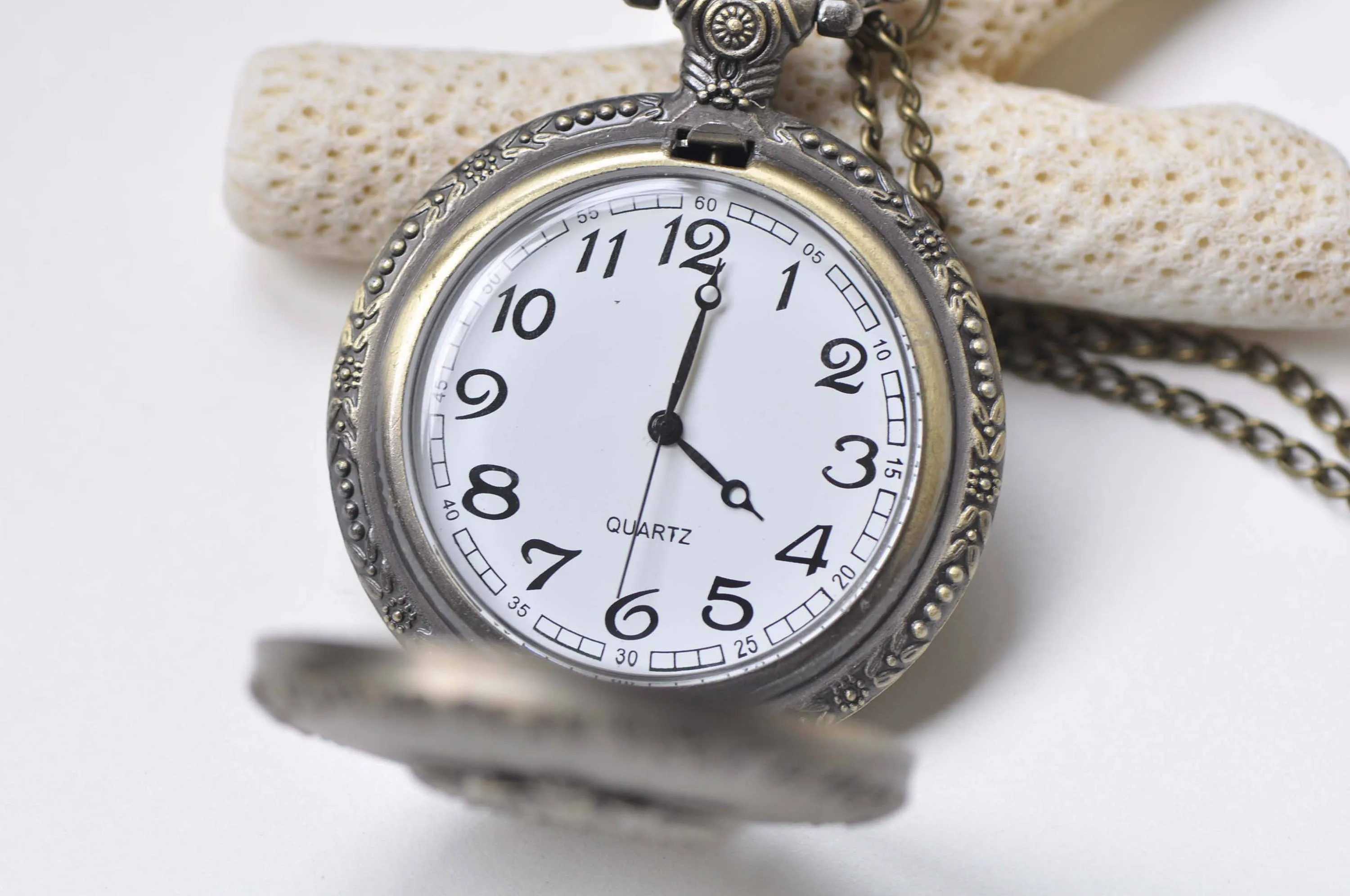 Antique Bronze Large Round Pocket Watch Pendant Set of 1 A4855